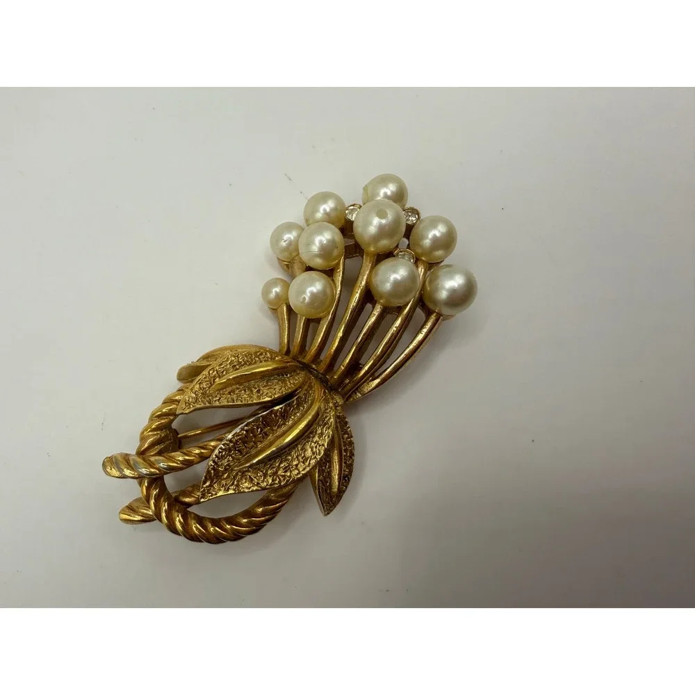 Crown Trifari Gold Tone Faux Pearl Rhinestone Brooch Vintage Floral Pin